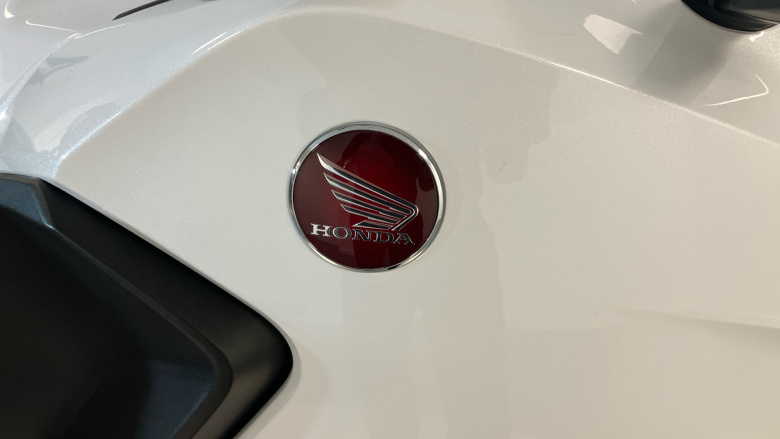 Honda NT1100 Manual (22 Model Year)